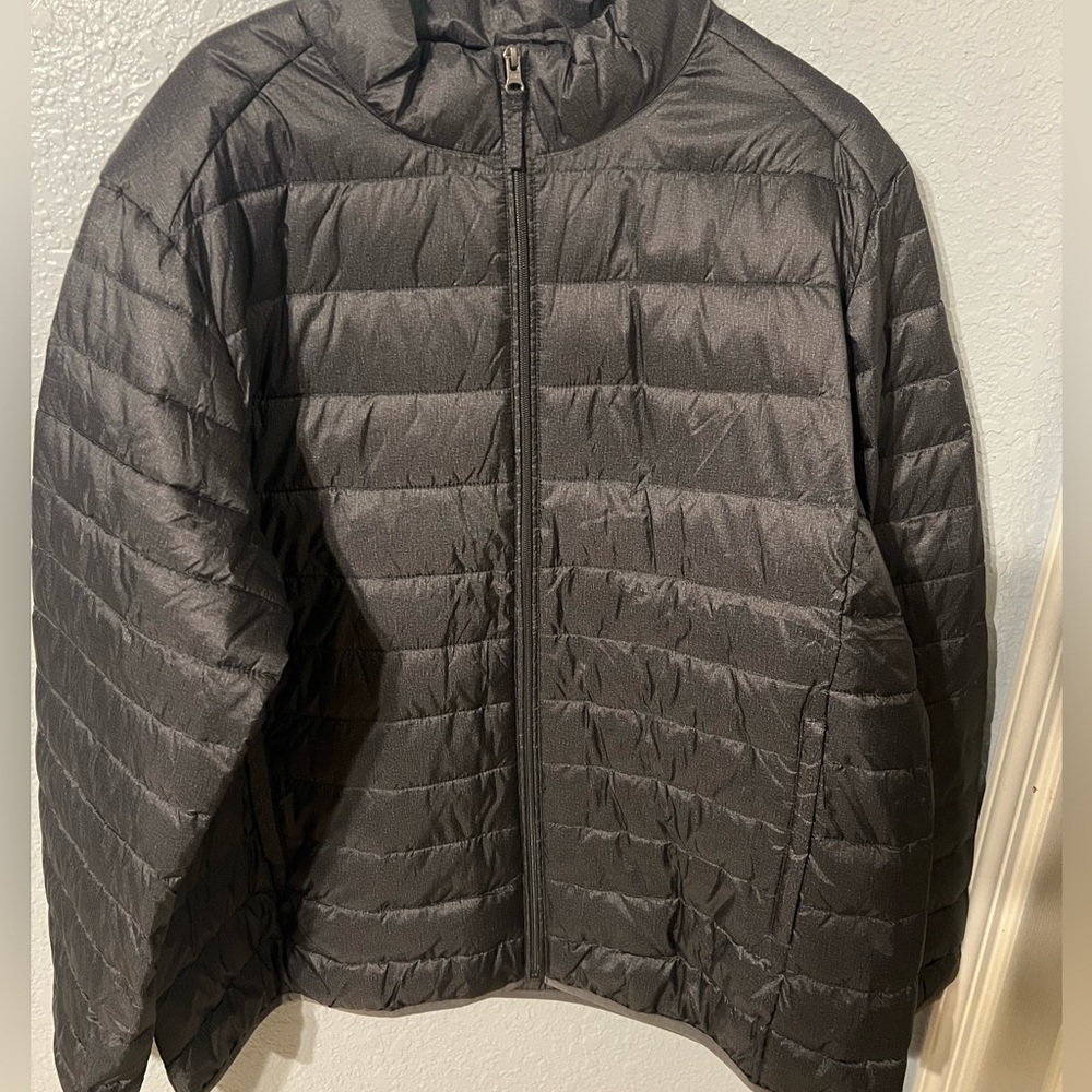 Amazon essentials men puffer jacket size XXL with packable pouch